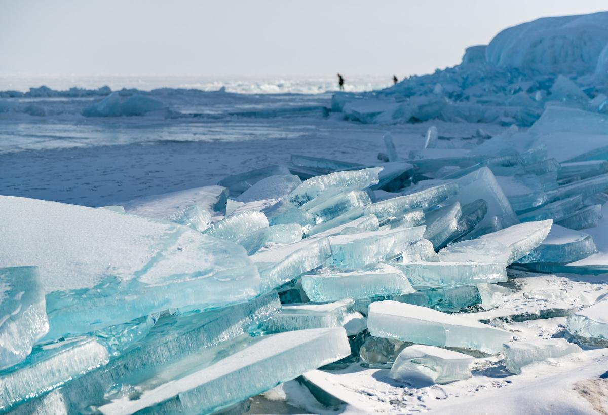 Кусочки льда на реке. Торосы на Чудском озере. Торосы на реке. На Байкале треснул лед. Разлом льда на Байкале.